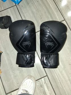 Venum Contender 2.0 Boxing Gloves - Black - 16 oz - Adult