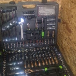 225 Piece Mechanics Socket And Tool Set