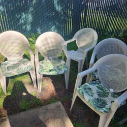  Set of 5 Plastic Patio Chairs, With Cushions, Outdoor Stackable