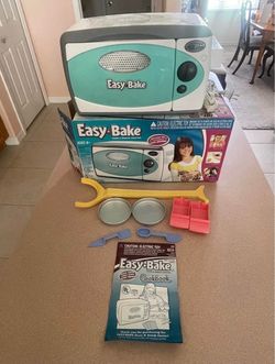 EASY BAKE OVEN & SNACK CENTER BRAND NEW (NEVER USED)