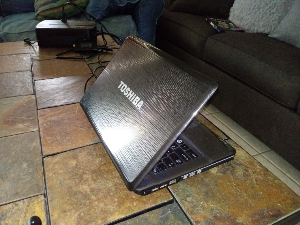 Toshiba laptop i3 6gb 750gb