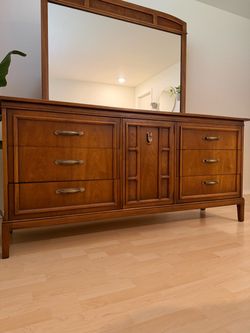 Mid-Century Dresser with Original Mirror – Beautiful Vintage Piece ✨