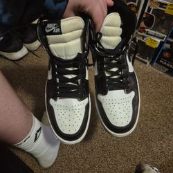 High-top Jordan 1s Retro Mocha OG