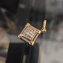 Invincible 18k set princess diamond pendant