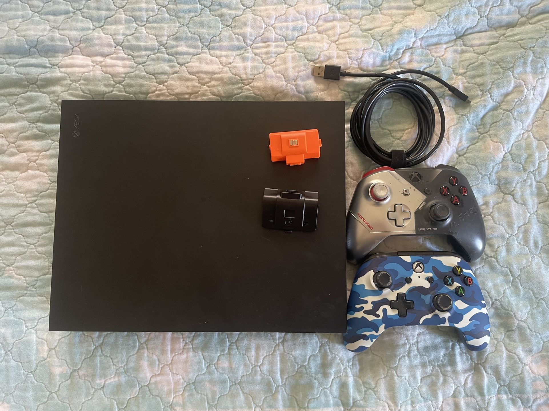 Xbox 1 X one TB Rechargable battery 2 controllers