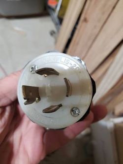Bunch of male Twist Lock Connectors