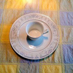 Sheffield Blue Whisper Porcelain China, 16 Pieces