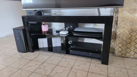 Mesa de televisor negra, cristal y metal. TV stand glass and metal frame
