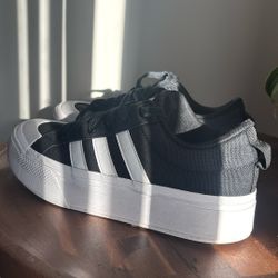 Adidas LIKE NEW! Size 9 Women’s 