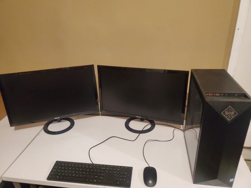 Gaming PC with Dual Monitors