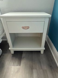 Set of 2 white nightstands