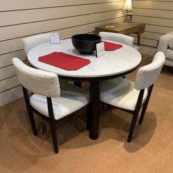 Dining Table &  4  Chairs 