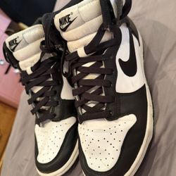 Mens Size 7 Nike Dunk High sneakers in the black and white "Panda" colorway