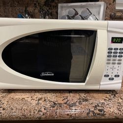 Sunbeam 0.7 CuFt Microwave Oven