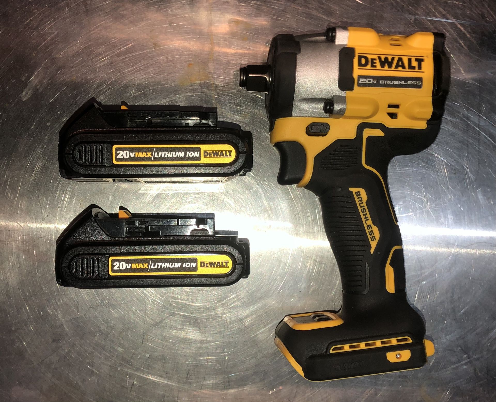DeWALT DCF921B ATOMIC 20V MAX 1/2" Impact Wrench with 2,  1.5ah Batteries 