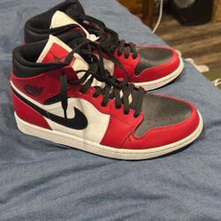 Jordan 1 chicago toe mid