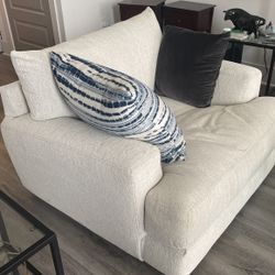 Oversized Lounger W/pillows 