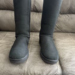 Woman’s UGG size 9