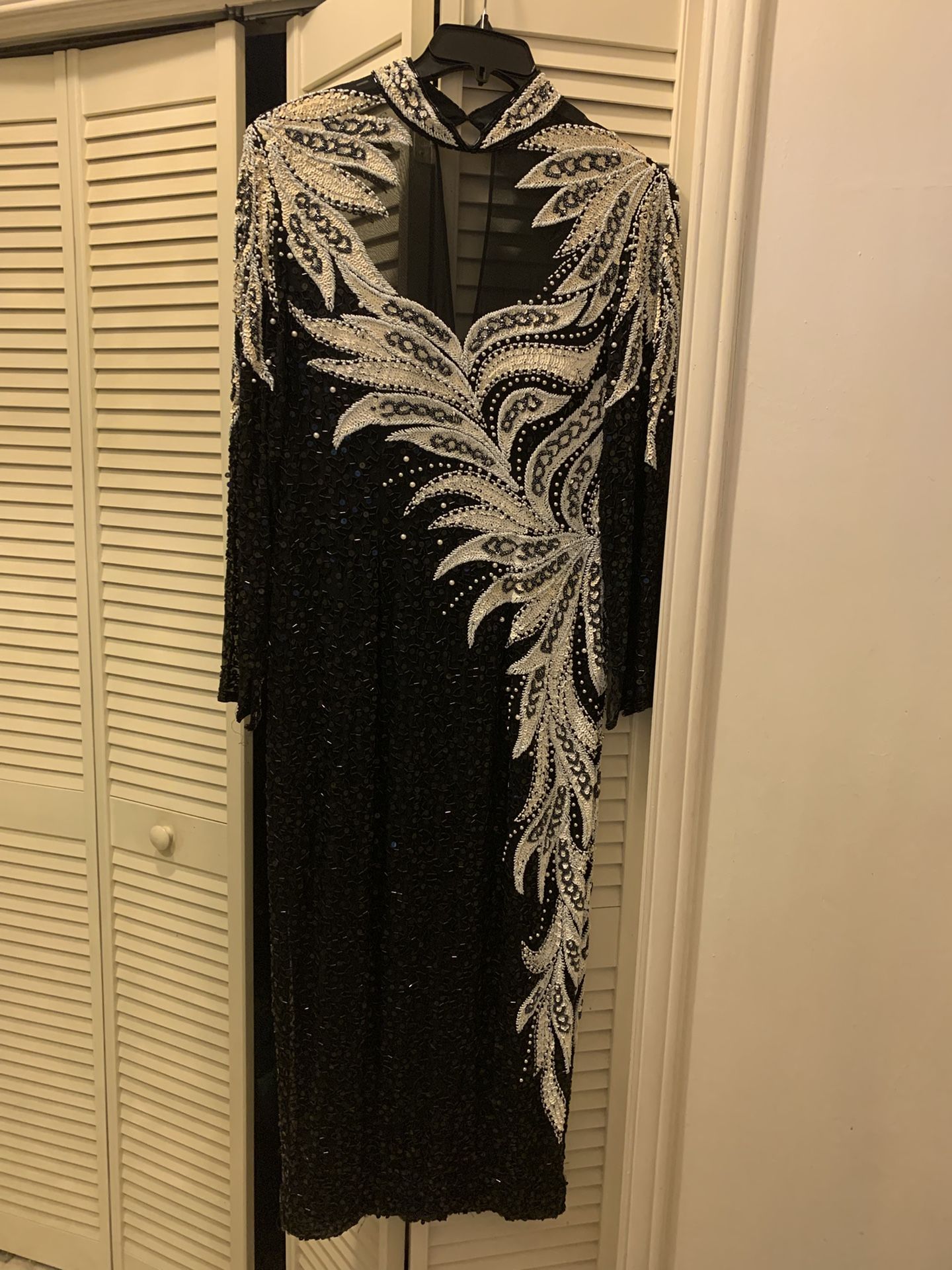 BEAUTIFUL DRESSY DRESS ALL COVERED BACK AND FRONT WITH BLACK SEQUINS AND BUGLE  BEADS. 55L X 23 Sleeves SIZE MDIUM - www.disolcolor.com