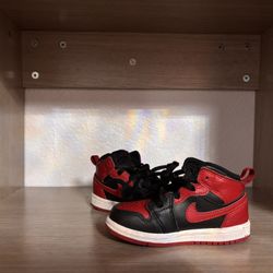 Jordan 1 Mid Black/Gym Red