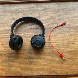 JBL 520 Wireless Headphones With Charger.