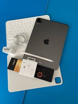 Apple IPad Pro 11” 2nd Generation (2020 Model / Face ID ) 256GB with Keyboard, pen & Accessories
