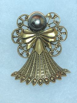 Vintage Angel Brooch , Gold tone Measurements 2”