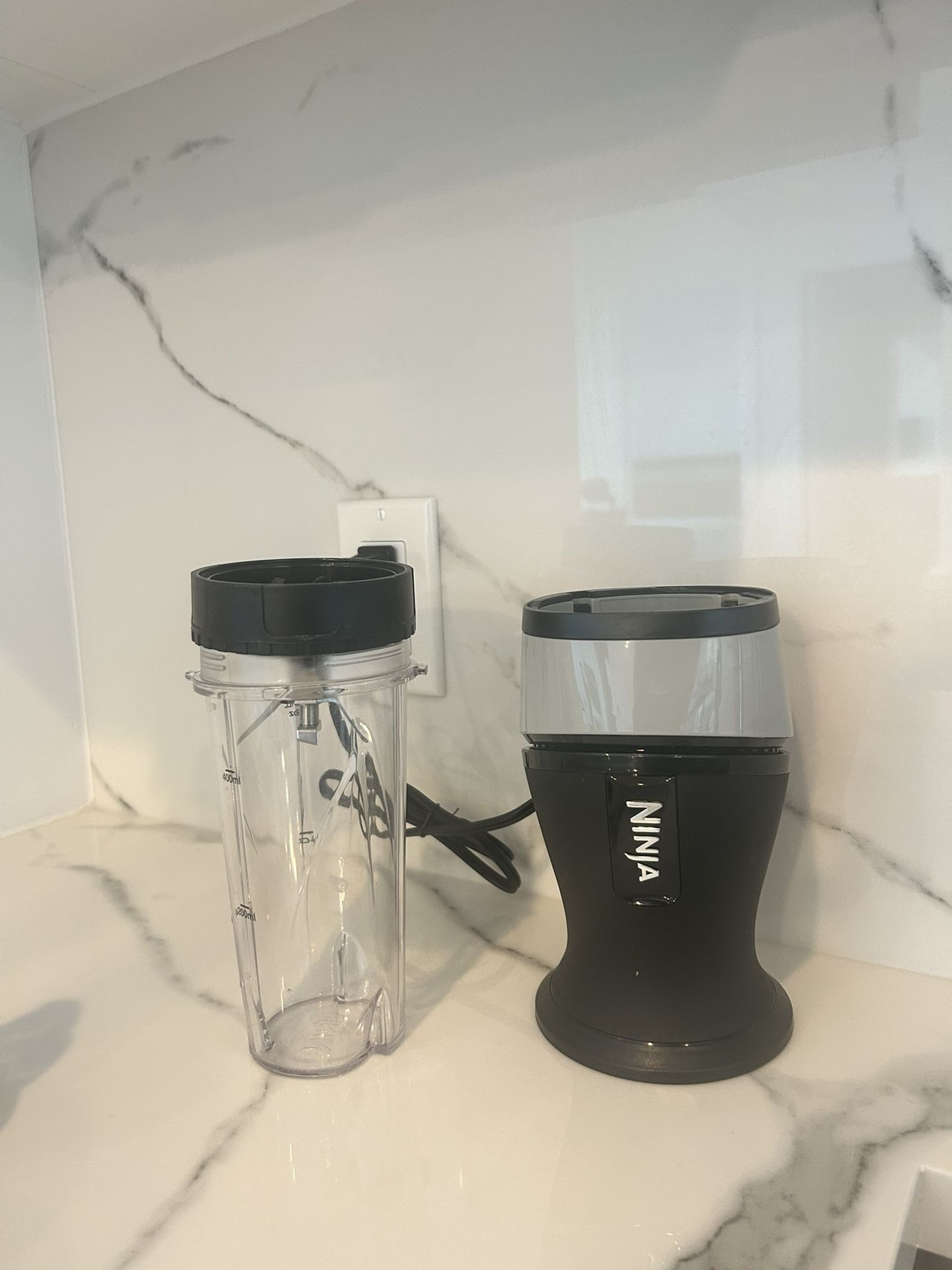 Ninja QB3001SS Ninja Fit Compact Personal Blender, for Shakes, Smoothies, Food Prep, and Frozen Blending, 700-Watt Base and (2) 16-oz. Cups & Spout Li