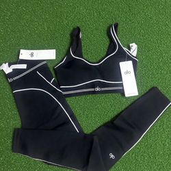 2-piece Alo Yoga set 