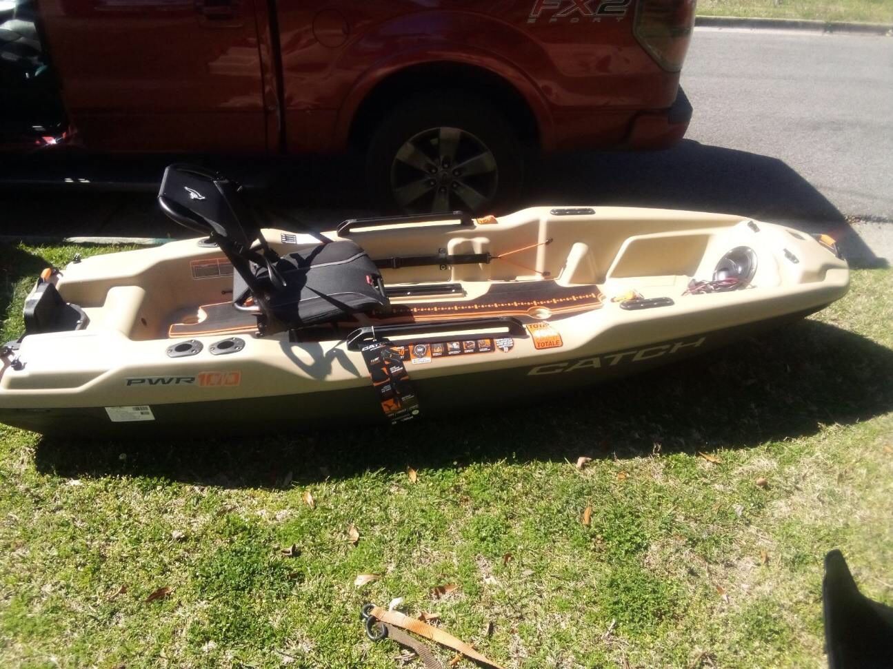 Pelican CATCH PWR 100 SinglePerson Fishing Boat Light Khaki/Khaki