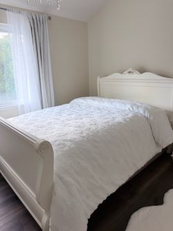 Stanley Furniture White Sleigh Bed with Mattress