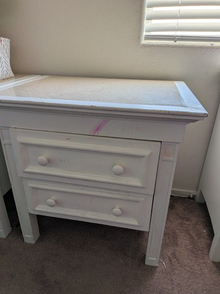 Nightstands / Mesas De Noche