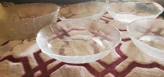 Serveware: large salad bowl with 4 side plates