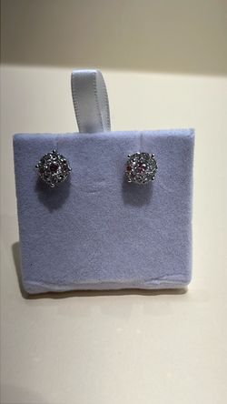 18k white gold Stud earrings with natural diamonds