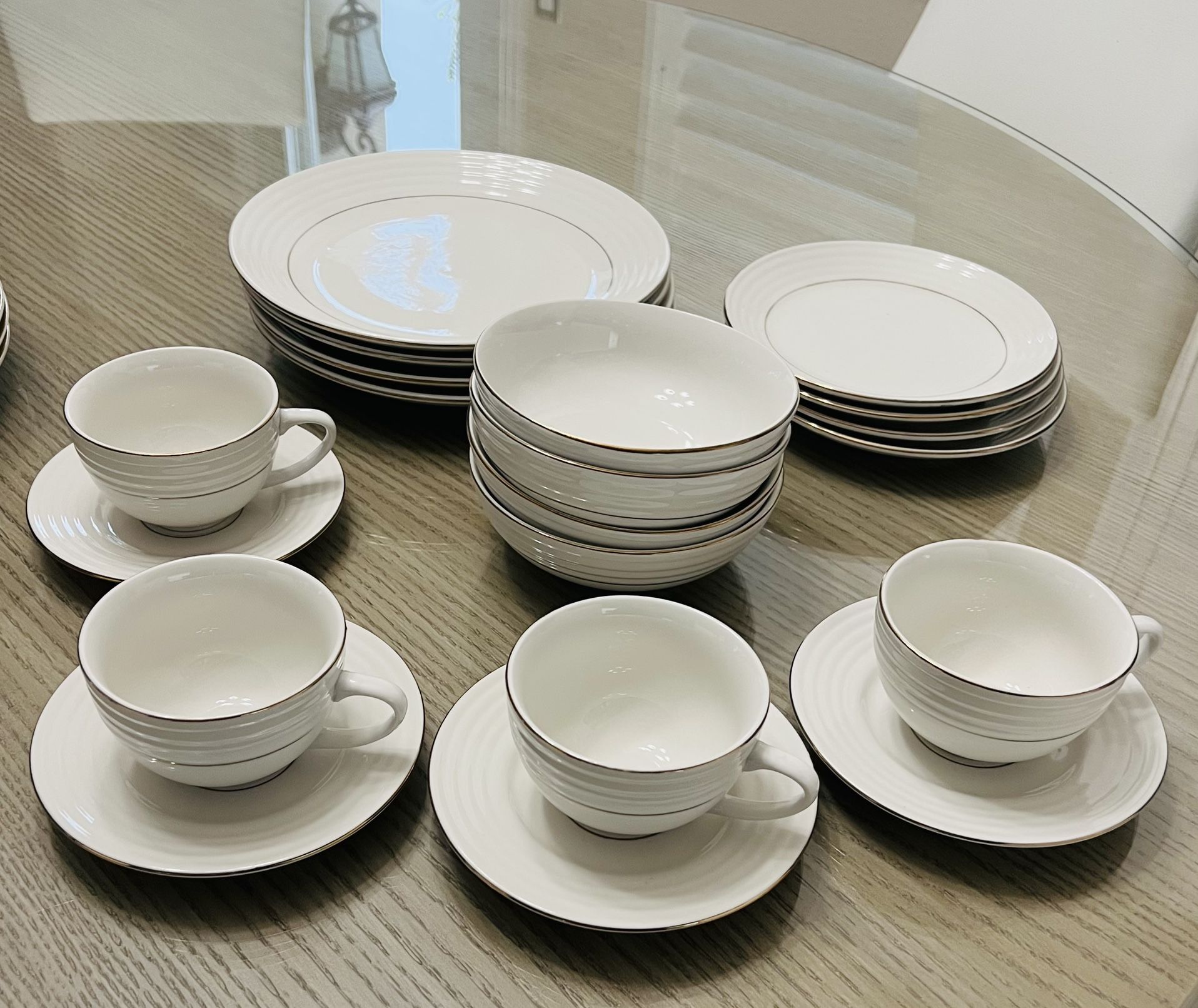 20 Piece White Dinnerware Set