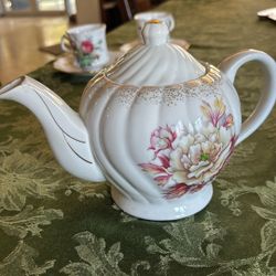 Vintage Japan Mugs Royal Hand Painted Porcelain Tea Pot. Collectible