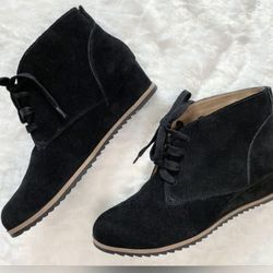 Suede/ Leather Susina Black Reid Suede Wedge Boot • Lace up
• Size 7.5M
• Black worn twice.