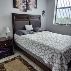 Bed Set with Mattress(QUEEN) – Excellent Condition!