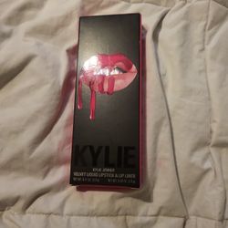Kyle Jenner Velvet Liquid Lipstick And Liner