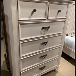 Sawyer Antique White/Brown Chest
Crown Mark