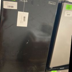 Magic Chef Mini Fridge ❄️ hmr330be 3