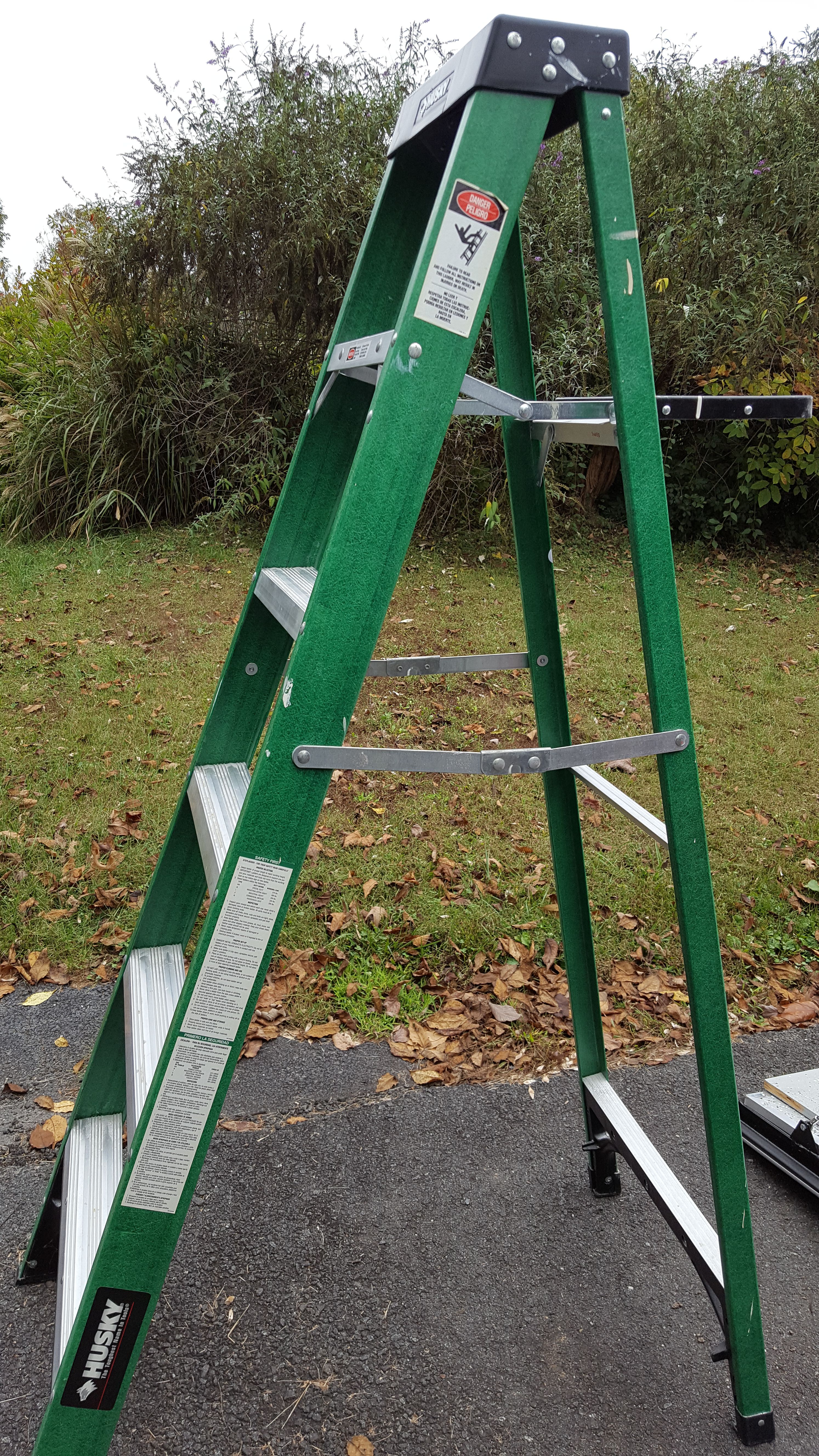 Husky 6 ft Fiberglass step ladder 225 lb