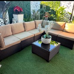 🌴🌴 Beautiful 7-piece rattan patio set, like new.