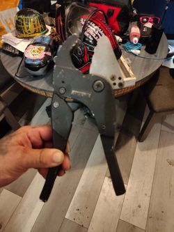 Pittsburgh brand ratcheting PVC pipe cutter,