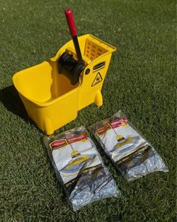 New Rubbermaid Mop Bucket w/2 Heads