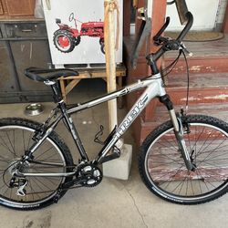 Trek 4 Series 4300 Mountain Bike 18” Bicycle 26” Wheels