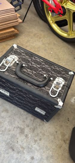 Lace makeup box