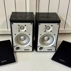 Beautiful Pair Of Small Infinity Primus P142 Bookshelf Speakers 8 Ohms.