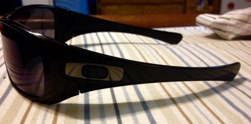 Oakley Sunglasses / ANTIX / Like New / Few Scratches / Comes with Case