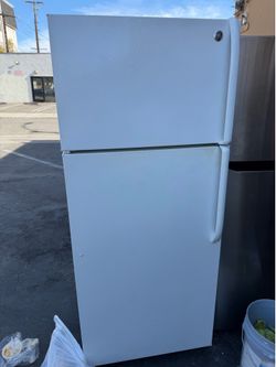 28” cu ft GE top freezer with ice maker